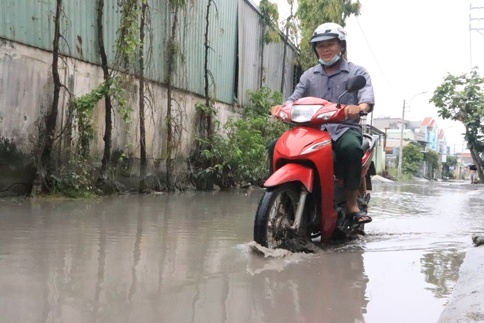 Khổ vì tuyến đường ngập nửa năm không rút - Ảnh 3.