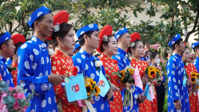 VIDEO: Lễ cưới tập thể hơn 80 cặp đôi trong ngày Phụ nữ Việt Nam - Ảnh 1.