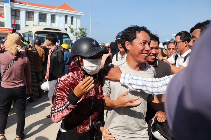 78 ngư dân Quảng Nam thoát chết trở về: Nụ cười chan lẫn nước mắt - Ảnh 13.