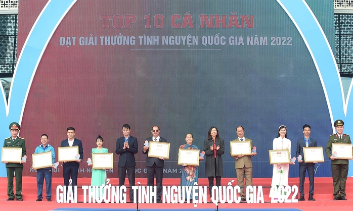Anh Trương Văn Vũ thứ ba từ trái sang nhận giải thưởng Tình nguyện viên quốc gia năm 2022
