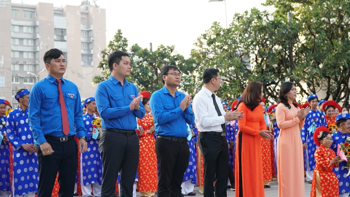 VIDEO: Lễ cưới tập thể hơn 80 cặp đôi trong ngày Phụ nữ Việt Nam - Ảnh 5.