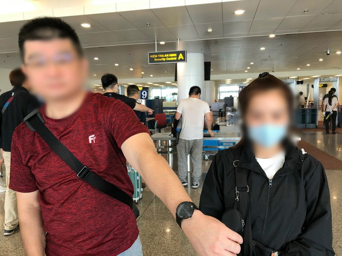 Cô gái cầm nhầm đồng hồ của khách nước ngoài bị camera an ninh ghi lại - Ảnh 3.