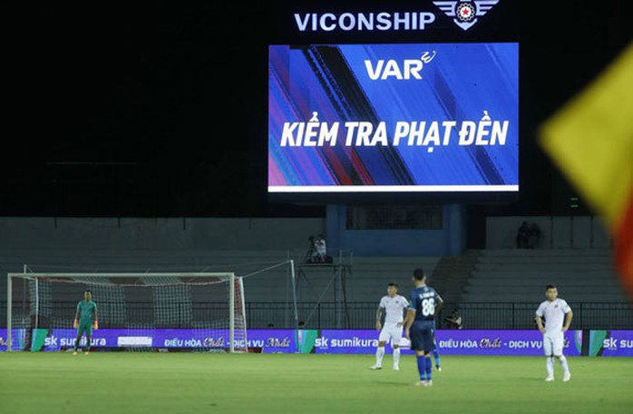 VAR và chặng đường gập ghềnh ở V-League - Ảnh 1.
