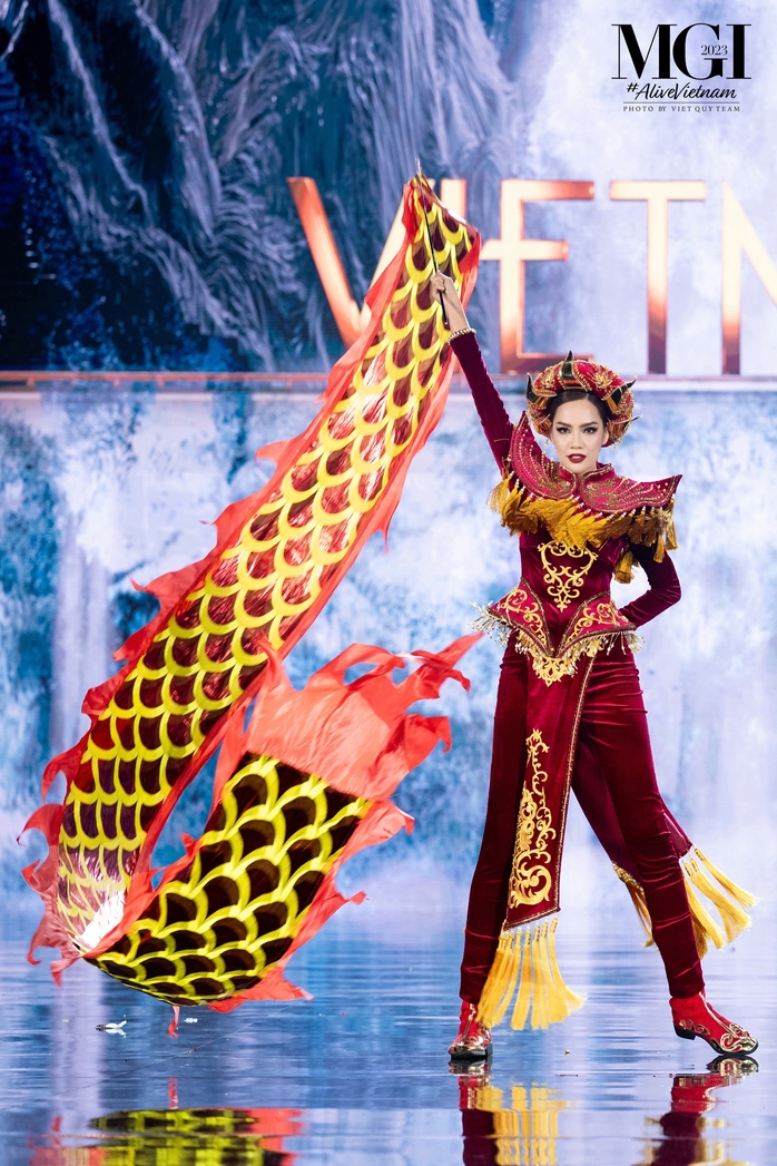 National Costume hoành tráng, nặng 30 kg của thí sinh Hoa hậu Hòa bình - Ảnh 4.