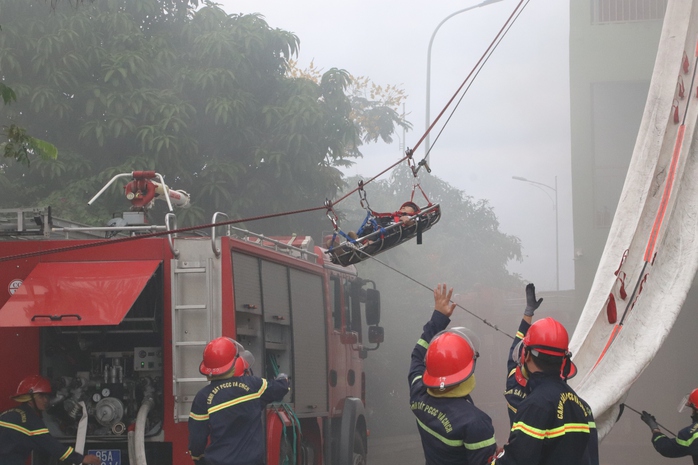 Hơn 100 người leo lên sân thượng chờ giải cứu trong buổi diễn tập chữa cháy - Ảnh 2.