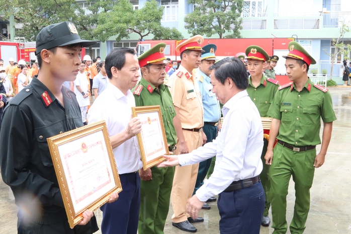 Hơn 100 người leo lên sân thượng chờ giải cứu trong buổi diễn tập chữa cháy - Ảnh 5.