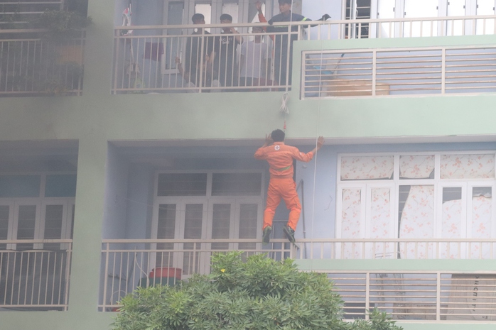 Hơn 100 người leo lên sân thượng chờ giải cứu trong buổi diễn tập chữa cháy - Ảnh 1.
