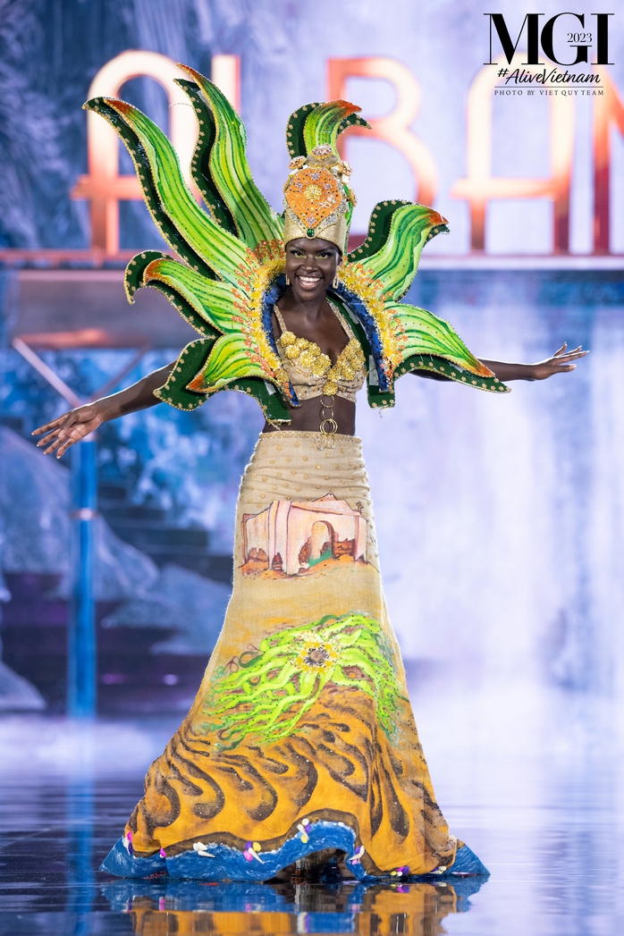 National Costume hoành tráng, nặng 30 kg của thí sinh Hoa hậu Hòa bình - Ảnh 12.