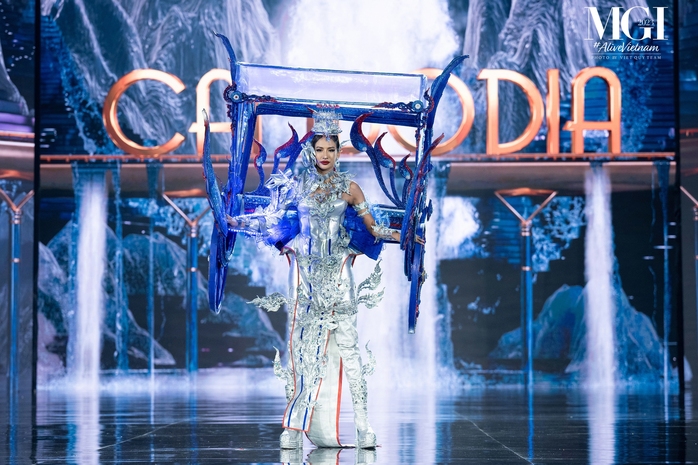 National Costume hoành tráng, nặng 30 kg của thí sinh Hoa hậu Hòa bình - Ảnh 6.