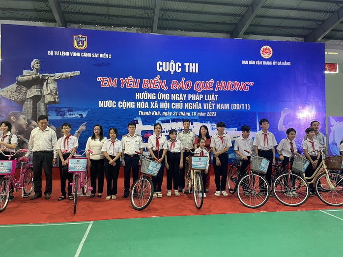 Bộ Tư lệnh Vùng Cảnh sát biển 2 trao học bổng, xe đạp cho học sinh Đà Nẵng - Ảnh 4.