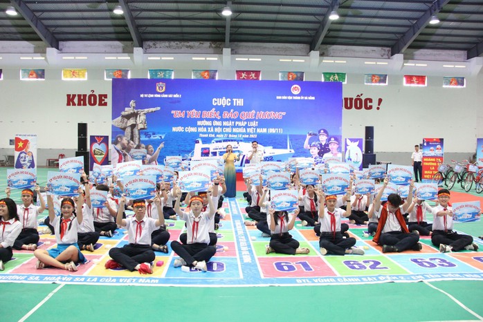 Bộ Tư lệnh Vùng Cảnh sát biển 2 trao học bổng, xe đạp cho học sinh Đà Nẵng - Ảnh 2.