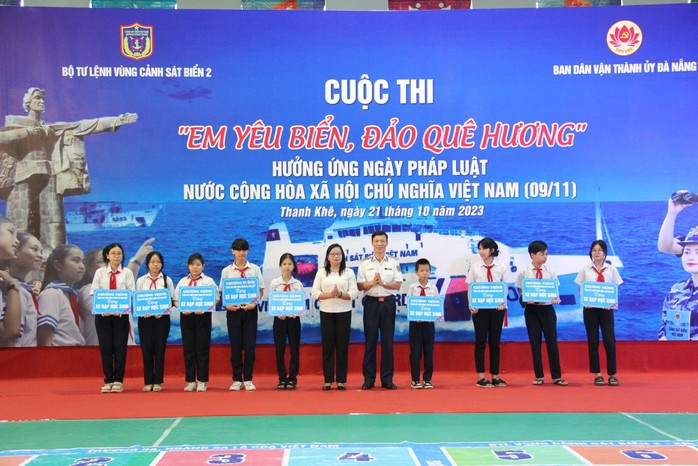 Bộ Tư lệnh Vùng Cảnh sát biển 2 trao học bổng, xe đạp cho học sinh Đà Nẵng - Ảnh 3.