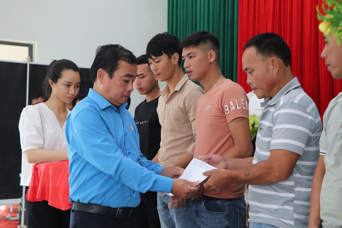 Tổng LĐLĐ Việt Nam thăm hỏi, hỗ trợ ngư dân Quảng Nam gặp nạn trên biển - Ảnh 4.