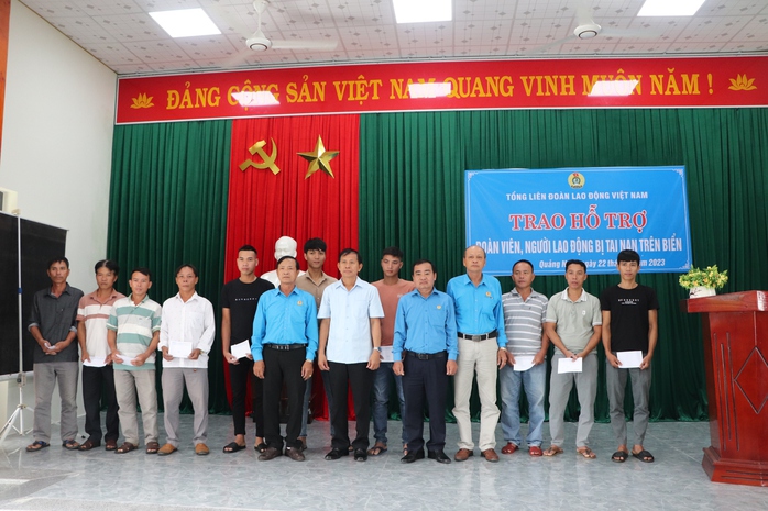 Tổng LĐLĐ Việt Nam thăm hỏi, hỗ trợ ngư dân Quảng Nam gặp nạn trên biển - Ảnh 5.