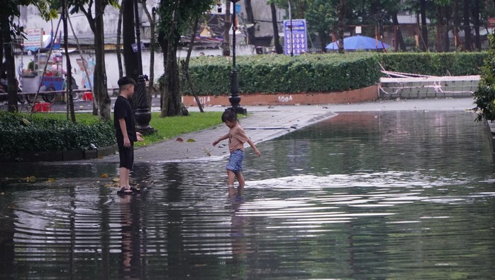 Chiều cuối tuần mưa lớn, TP HCM ngập nhiều nơi - Ảnh 7.