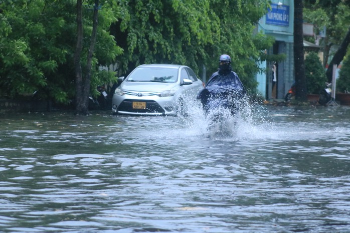 Chiều cuối tuần mưa lớn, TP HCM ngập nhiều nơi - Ảnh 11.