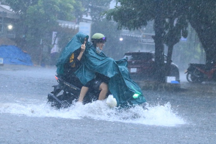 Chiều cuối tuần mưa lớn, TP HCM ngập nhiều nơi - Ảnh 12.