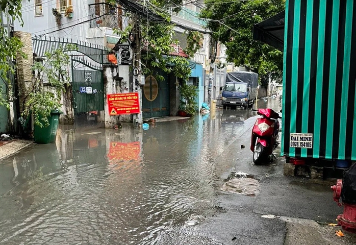 Chiều cuối tuần mưa lớn, TP HCM ngập nhiều nơi - Ảnh 10.