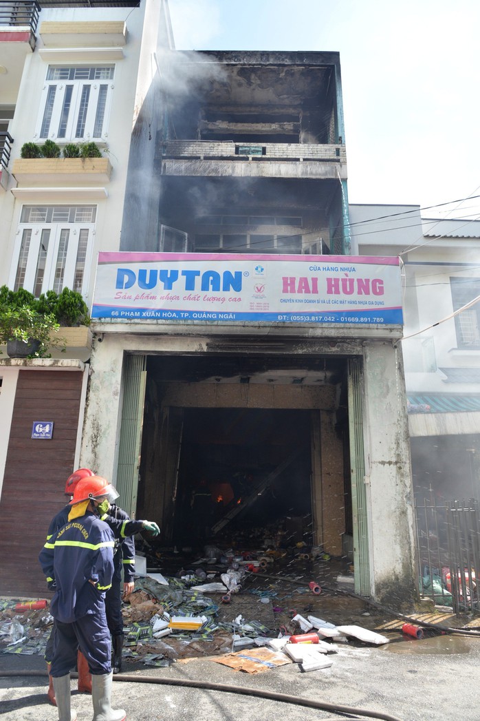 Cháy lớn tại cửa hàng đồ nhựa, thiệt hại hàng trăm triệu đồng - Ảnh 3.