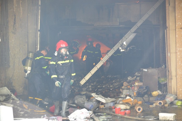 Cháy lớn tại cửa hàng đồ nhựa, thiệt hại hàng trăm triệu đồng - Ảnh 4.