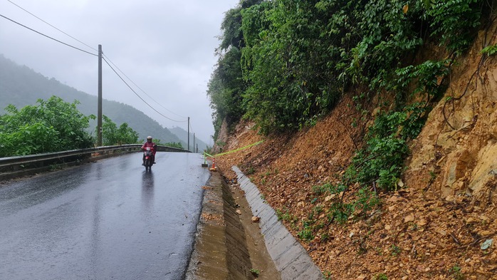 Sạt lở trên đường độc đạo đến khu dân cư đồng bào Cơ Tu tại Đà Nẵng - Ảnh 3.