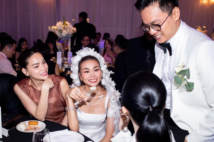 Khoảnh khắc xinh đẹp của Thanh Hằng trong đám cưới - Ảnh 14. Khoảnh khắc xinh đẹp của Thanh Hằng trong đám cưới - Ảnh 14.