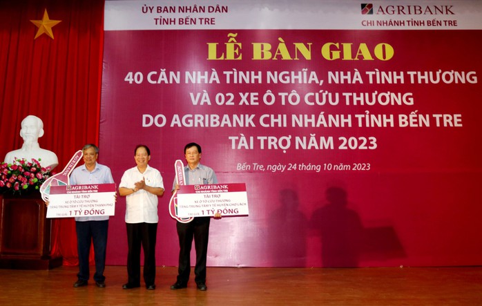 Agribank Bến Tre tài trợ 40 căn nhà và 2 xe cứu thương cho tỉnh Bến Tre - Ảnh 2.