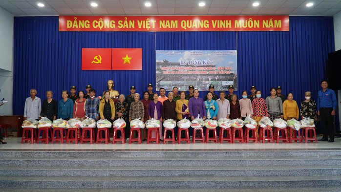 Trung đoàn Cảnh sát cơ động Đông Nam TP HCM: Mang sức trẻ thắt chặt tình quân dân - Ảnh 4.