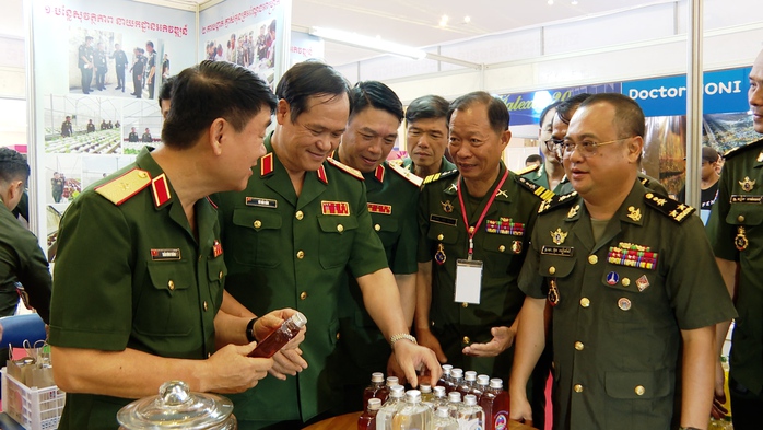 Sản phẩm kinh tế, quốc phòng Việt Nam triển lãm tại Campuchia - Ảnh 1.