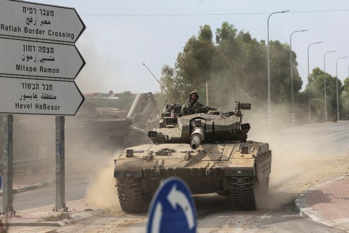 Thủ tướng Israel bác bỏ ngừng bắn, xe tăng cắt đôi dải Gaza - Ảnh 1.