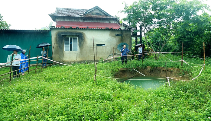 Xuất hiện hố tử thần sâu 12m trong vườn nhà dân ở Quảng Bình - Ảnh 1.