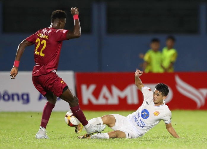 Vua phá lưới lập cú đúp, CLB Nam Định dẫn đầu V-League 2023-2024 - Ảnh 3.