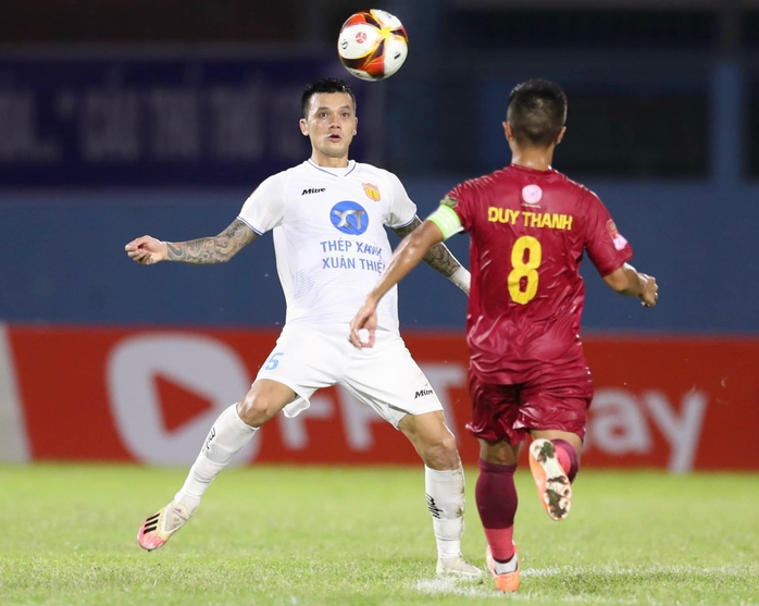 Vua phá lưới lập cú đúp, CLB Nam Định dẫn đầu V-League 2023-2024 - Ảnh 2.