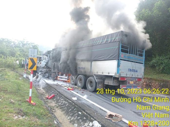 CLIP: Tai nạn nghiêm trọng trên đường Hồ Chí Minh đoạn qua Quảng Nam - Ảnh 1.