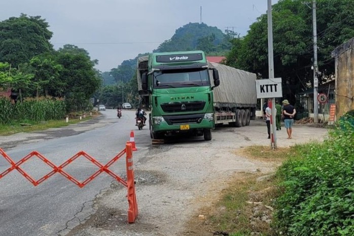 Vi phạm nồng độ cồn kịch khung, tài xế cho xe container chắn ngang quốc lộ - Ảnh 1.