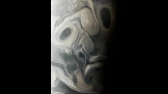 Tàu vũ trụ NASA gửi về hình ảnh giống khuôn mặt người - Ảnh 1.