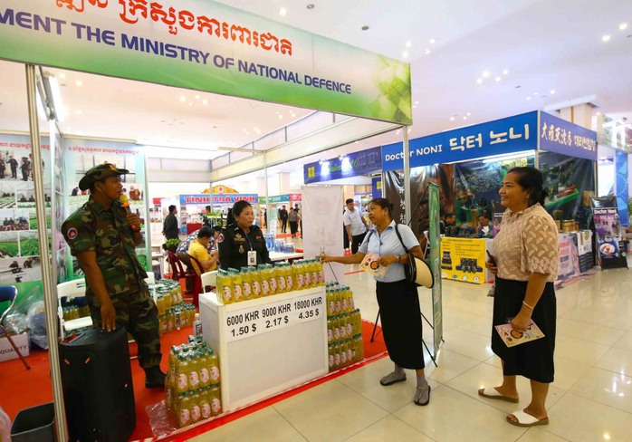 Bế mạc Hội chợ triển lãm kinh tế - quốc phòng Việt Nam - Campuchia 2023 - Ảnh 1.