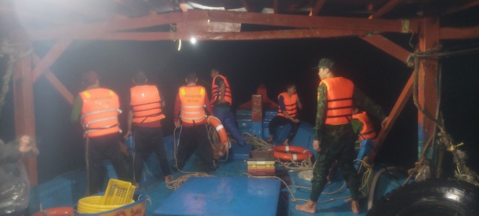 CLIP: Thót tim cứu 15 ngư dân trên tàu cá bị chìm giữa biển - Ảnh 1.