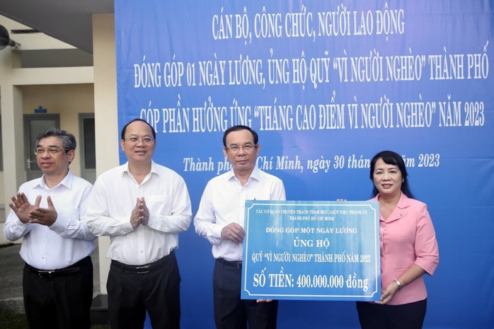 Thành ủy TP HCM ủng hộ Quỹ “Vì người nghèo” thành phố 400 triệu đồng - Ảnh 1.
