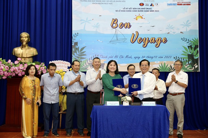 Báo Người Lao Động và Trường Đại học  KHXH&NV TP HCM ký kết ghi nhớ hợp tác - Ảnh 1.