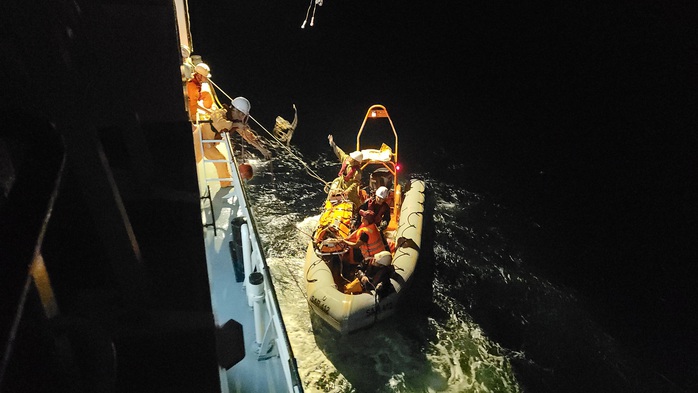 Nghẹt thở cứu một ngư dân bị đột quỵ não trên vùng biển Hoàng Sa - Ảnh 4.
