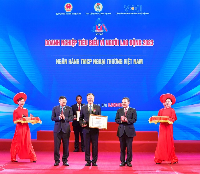 Vietcombank dẫn đầu mức độ hài lòng của khách hàng - Ảnh 2. Vietcombank dẫn đầu mức độ hài lòng của khách hàng - Ảnh 2.