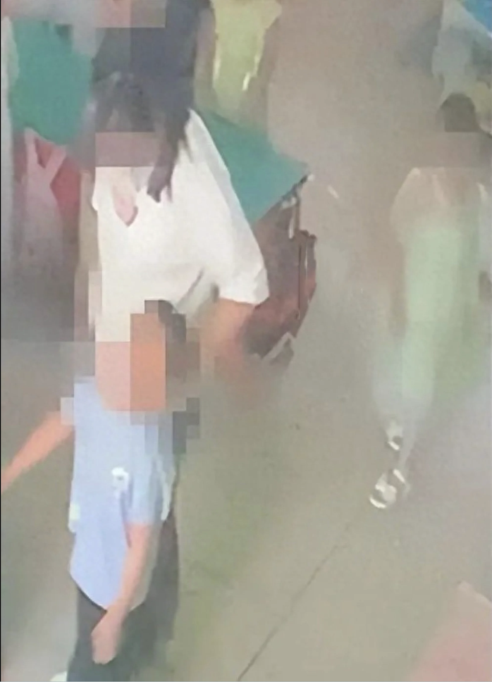 Trung Quốc: Bé 5 tuổi nói lời xót xa, lộ chuyện bị 3 cô giáo bạo hành liên tục - Ảnh 1.