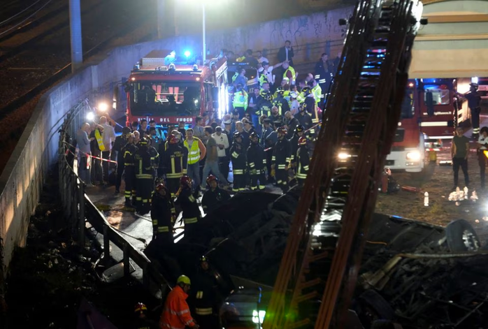 Tai nạn xe buýt khủng khiếp ở Ý, hàng chục người thương vong - Ảnh 1.