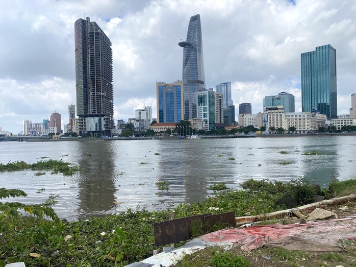 Bờ Đông sông Sài Gòn nhếch nhác, TP HCM muốn chỉnh trang - Ảnh 2.