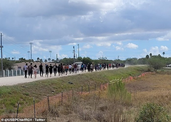 Sốc với cảnh hàng trăm người di cư chạy qua biên giới Mỹ - Mexico - Ảnh 5.