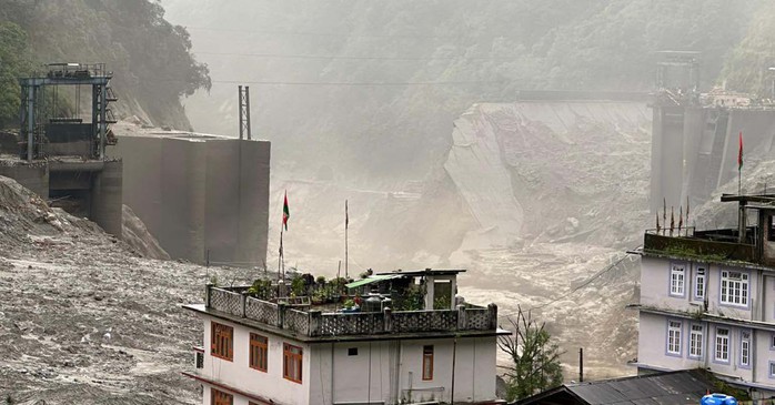 Ấn Độ vỡ hồ băng trên dãy Himalaya và sóng thần ở Nhật Bản - Ảnh 1.