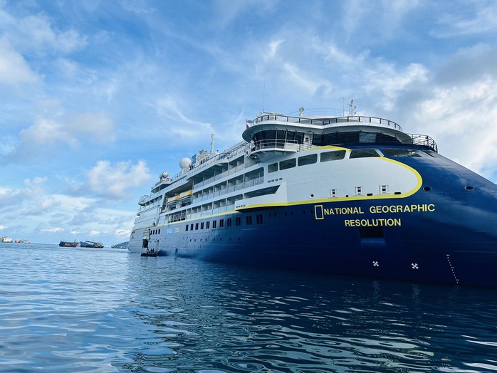 Tàu du lịch quốc tế đặc biệt chở du khách nước ngoài thăm Côn Đảo - Ảnh 1.