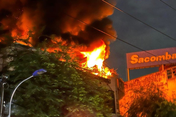 TP HCM: 4 người tháo chạy trong đám cháy lớn ở cửa hàng mỹ phẩm  - Ảnh 1.