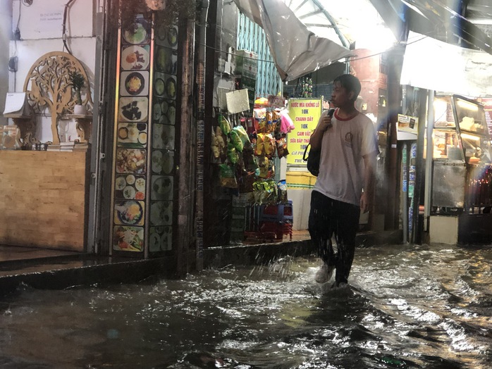 Người dân TP HCM vất vả về nhà sau trận mưa chiều - Ảnh 4.